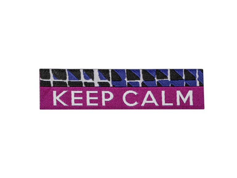 Тъкан жакардов етикет с надпис Keep Calm в лилаво и синьо